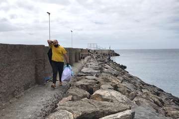 Limpieza de la escollera sur del muelle de Taliarte (Foto Pedro Martel/Wendy Cruz)